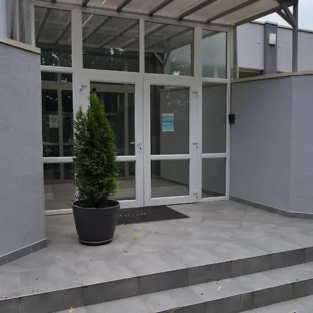 Szikora Apartman, * Csopak